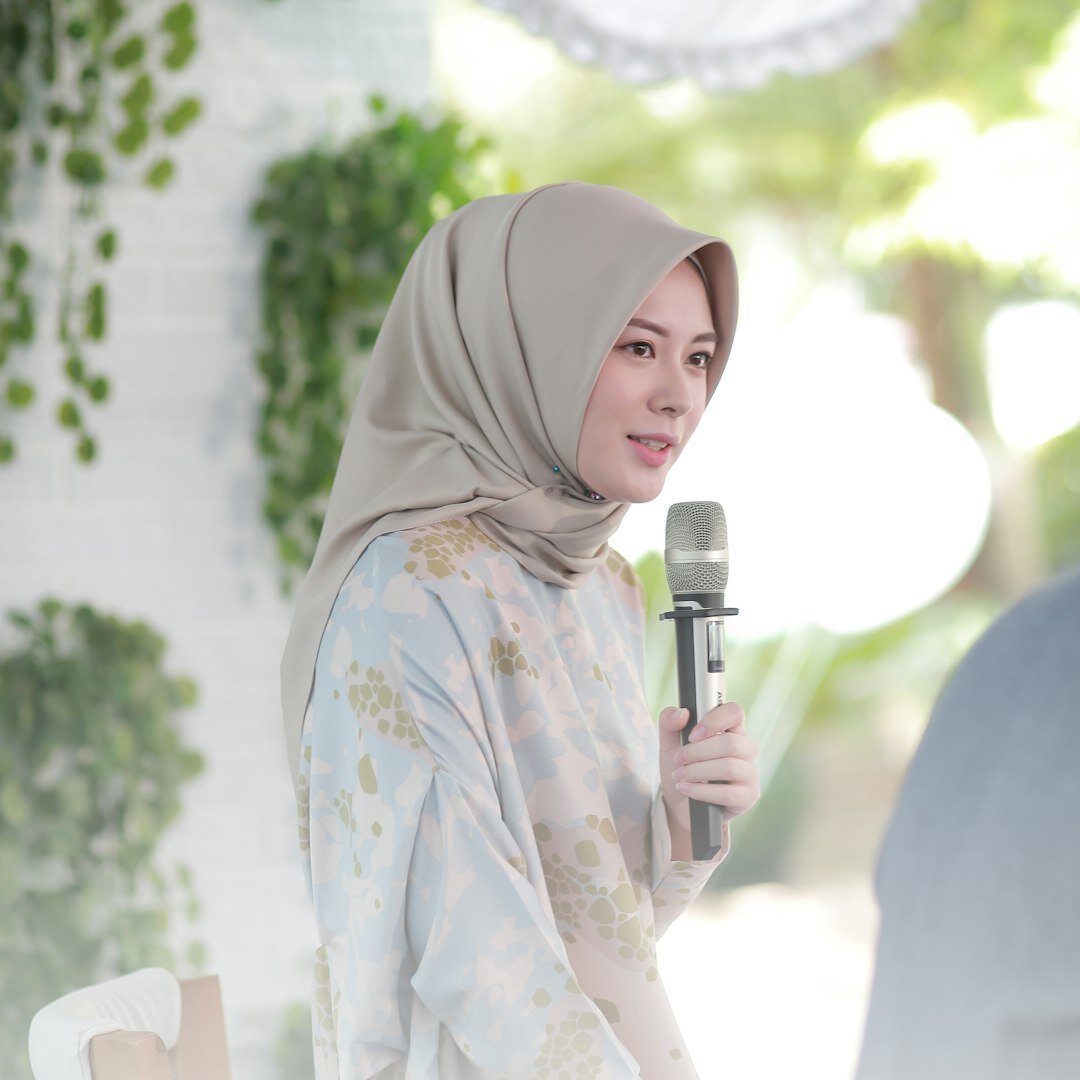 Professional Malaysian female journalist and media trainer